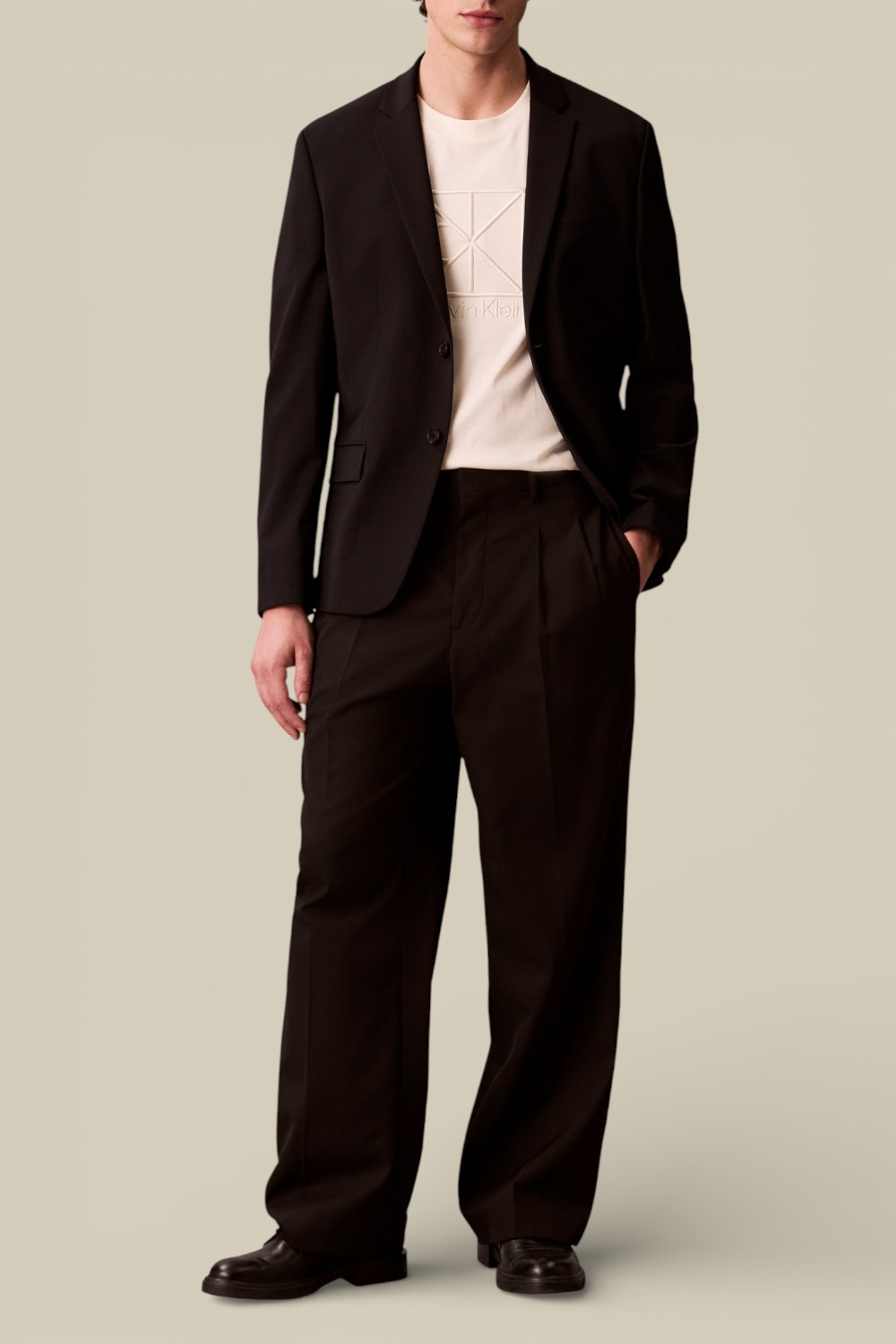 תמונת כל הלוק של חולצת טי